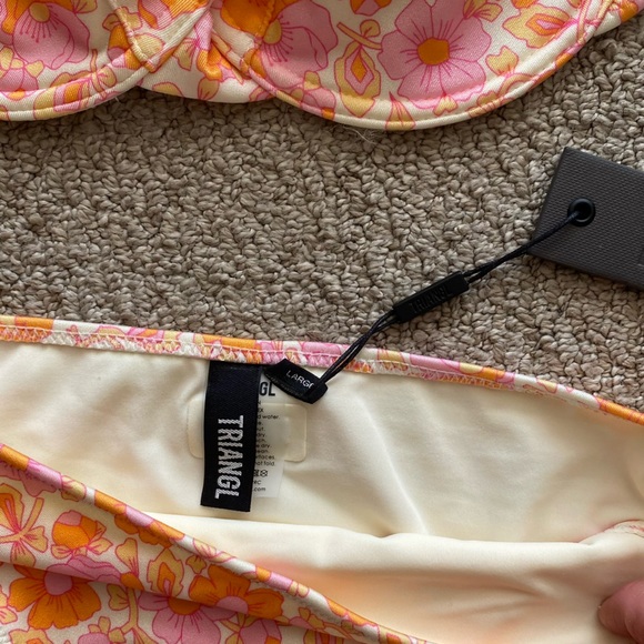BNWT FLORAL PATTERN TRIANGL BIKINI SET - Picture 2 of 6